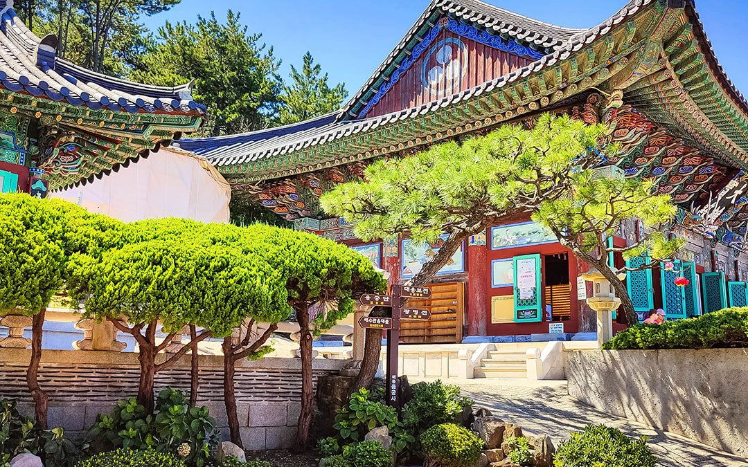 Salle principale au temple Haedong Yonggungsa - Guide de voyage Corée du sud